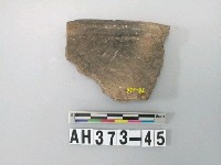 藏品(灰褐色細砂陶口緣殘件)的圖片
